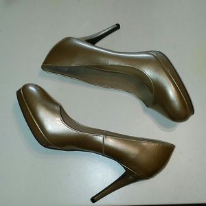 Gold Christian Siriano heels 👠